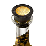 Une cuvée d’exception signée OLEISYS
Découvrez une huile d’olive vierge extra BIO unique, présentée dans un flacon bijou raffiné. Son bouchon en bois naturel, surmonté d’un médaillon doré estampé de l’emblème OLEISYS, illustre le mariage entre tradition et élégance. Une huile d’olive monovariétale d’excellence : la Picholine
OLEISYS a choisi de travailler exclusivement la variété Picholine, appréciée pour la finesse de son fruité et la richesse de son goût. Ce choix d’une huile d’olive monovariétale BIO co