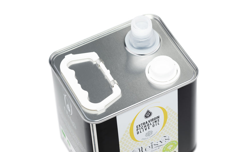 Découvrez l’huile d’olive vierge extra BIO Oleisys dans son bidon métal 5 L, pensé pour une utilisation intensive, les familles nombreuses et les professionnels de la restauration. Ce grand format combine praticité, conservation optimale et respect de l’environnement.

Une huile d’olive monovariétale BIO : la Picholine

La maison Oleisys a choisi la variété Picholine, reconnue pour son fruité équilibré et sa richesse aromatique. Issue d’oliveraies certifiées Agriculture Biologique