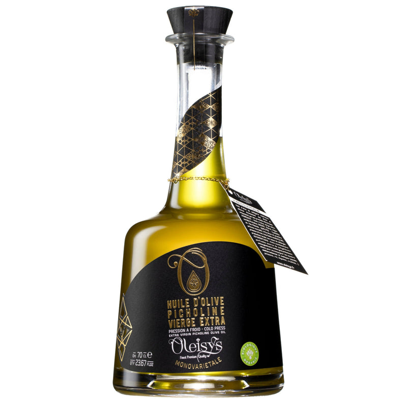 Une cuvée d’exception signée OLEISYS
Découvrez une huile d’olive vierge extra BIO unique, présentée dans un flacon bijou raffiné. Son bouchon en bois naturel, surmonté d’un médaillon doré estampé de l’emblème OLEISYS, illustre le mariage entre tradition et élégance. Une huile d’olive monovariétale d’excellence : la Picholine

OLEISYS a choisi de travailler exclusivement la variété Picholine, appréciée pour la finesse de son fruité et la richesse de son goût. Ce choix d’une huile d’olive monovariétale BIO co