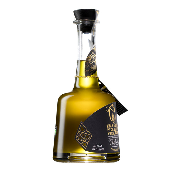 Une cuvée d’exception signée OLEISYS
Découvrez une huile d’olive vierge extra BIO unique, présentée dans un flacon bijou raffiné. Son bouchon en bois naturel, surmonté d’un médaillon doré estampé de l’emblème OLEISYS, illustre le mariage entre tradition et élégance. Une huile d’olive monovariétale d’excellence : la Picholine

OLEISYS a choisi de travailler exclusivement la variété Picholine, appréciée pour la finesse de son fruité et la richesse de son goût. Ce choix d’une huile d’olive monovariétale BIO co
