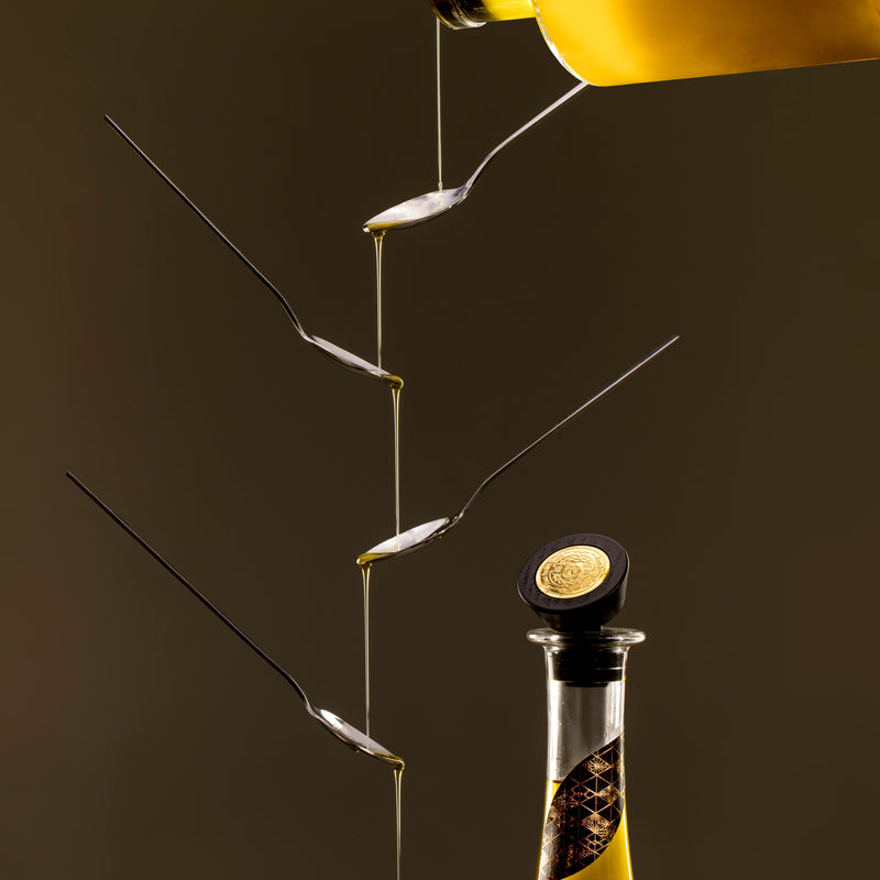 Une cuvée d’exception signée OLEISYS
Découvrez une huile d’olive vierge extra BIO unique, présentée dans un flacon bijou raffiné. Son bouchon en bois naturel, surmonté d’un médaillon doré estampé de l’emblème OLEISYS, illustre le mariage entre tradition et élégance. Une huile d’olive monovariétale d’excellence : la Picholine

OLEISYS a choisi de travailler exclusivement la variété Picholine, appréciée pour la finesse de son fruité et la richesse de son goût. Ce choix d’une huile d’olive monovariétale BIO co